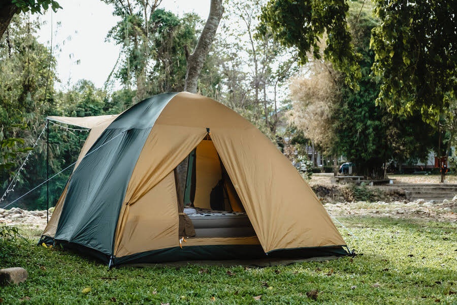 Spanie w namiocie – co zabrać pod namiot, żeby się wyspać?